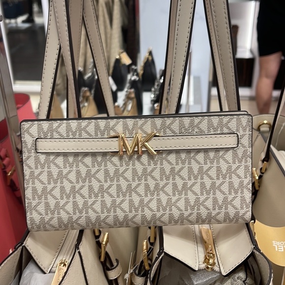 MICHAEL KORS
Reed Large Snap Signature Wallet
Style: 35S3G6RE3B
Lt Cream Multi - Picture 9 of 16